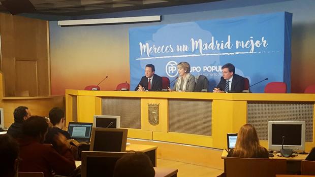 La portavoz del PP en el Ayuntamiento de Madrid, Esperanza Aguirre, en la rueda de prensa urgente