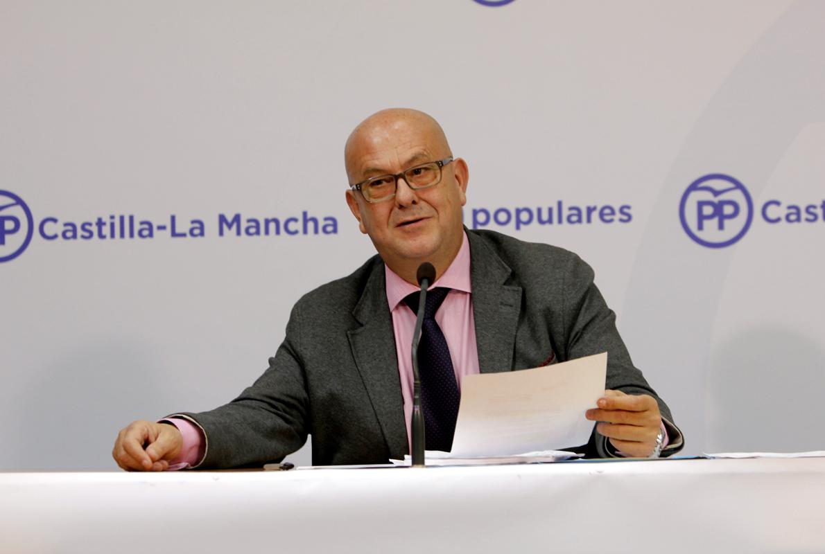 Emilio Bravo, durante la rueda de prensa en la sede del PP de Toledo