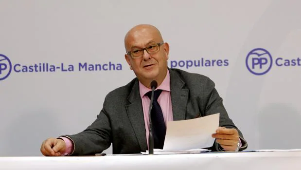 Emilio Bravo, durante la rueda de prensa en la sede del PP de Toledo