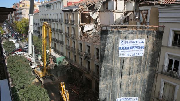 El edificio de Lagasca, 46, en pleno derrumbe