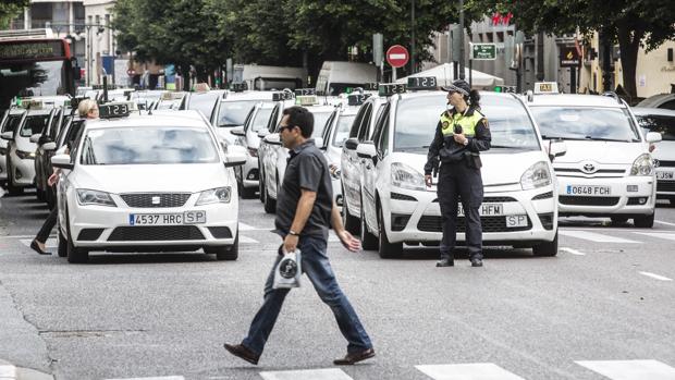 Imagen de archivo de una manifestación de taxistas en el centro de Valencia