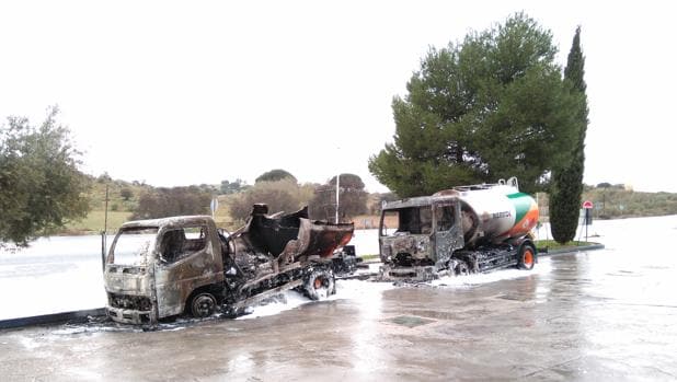Estado en el que quedaron dos camiones cisterna tras el incendio en la estación de serviicio de Guadamur