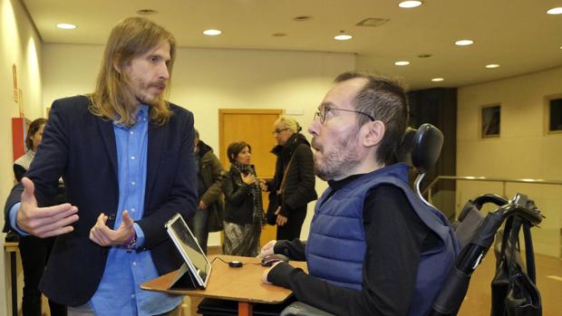 El secretario de Organización de Podemos, Pablo Echenique, junto al secretario regional del partido, Pablo Fernández