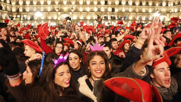 Miles de jóvenes celebraron ayer la Nochevieja Universitaria de Salamanca