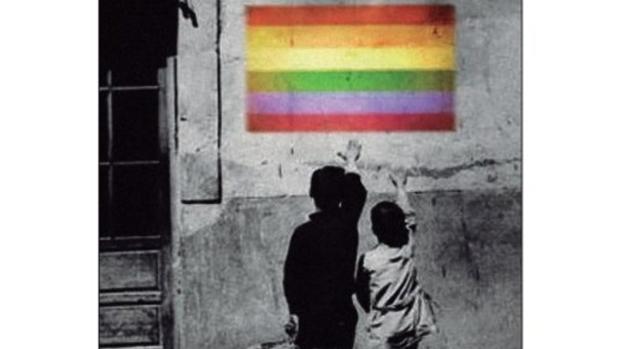 Portada del folleto en el que se puede ver a dos niños realizando el saludo fascista ante una bandera que representa al colectivo gay