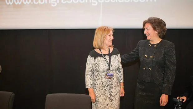 La nueva presidenta de la Junta Pro Semana Santa de Zamora, Isabel García, junto a la consejera de Cultura y Turismo, María Josefa García Cirac