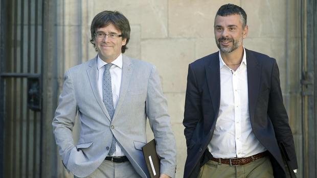 El presidente de la Generalitat, Carles Puigdemont, junto a su consejero de Cultura, Santi Vila