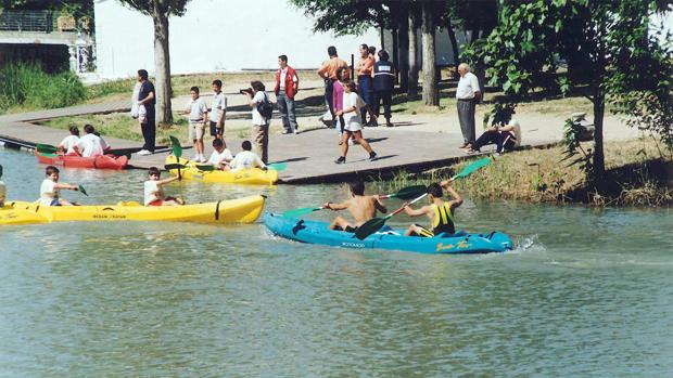 Actividades acuáticas en aguas del río Tajo en Aranjuez