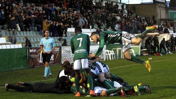 Alegría de los jugadores toledanos por el gol de Lolo Plá que duró poco