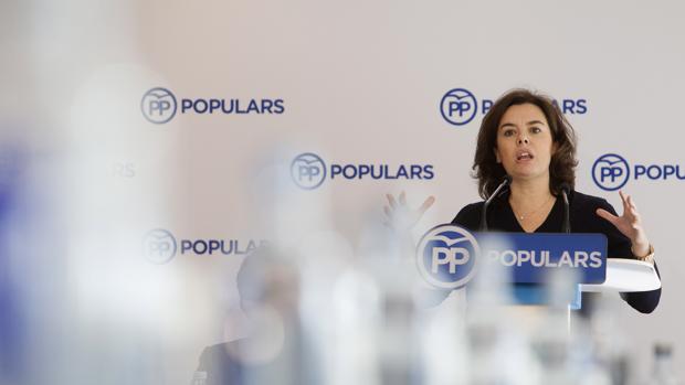 Sáenz de Santamaría reitera al Gobierno catalán que la oferta de diálogo no incluye el referéndum