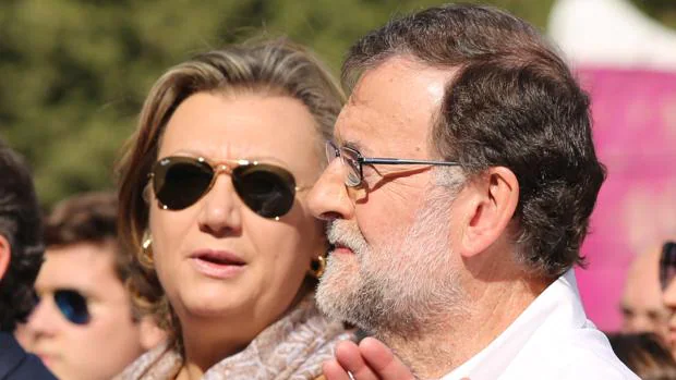 Luisa Fernanda Rudi, senadora y líder del PP aragonés, junto a Mariano Rajoy, en una imagen de archivo