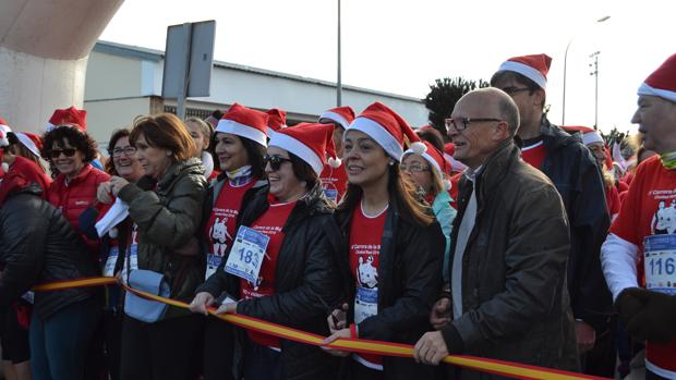 La alcaldesa de Ciudad Real, Pilar Zamora, en la salida de la carrera antes de cortar la cinta