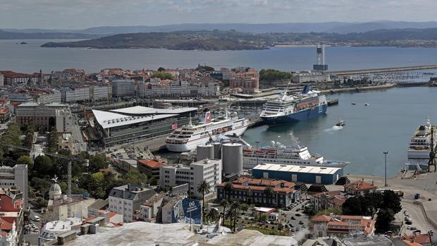 Panorámica del puerto de La Coruña, con varios cruceros haciendo escala