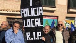 Los policías «sacrificados» en un pueblo respaldado por Podemos toman la calle para protestar