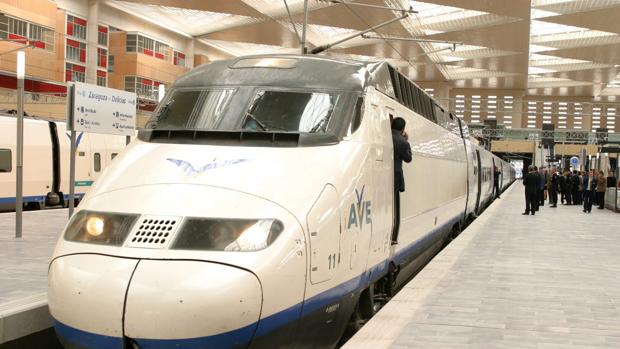 Tren AVE en la estación de Zaragoza-Delicias