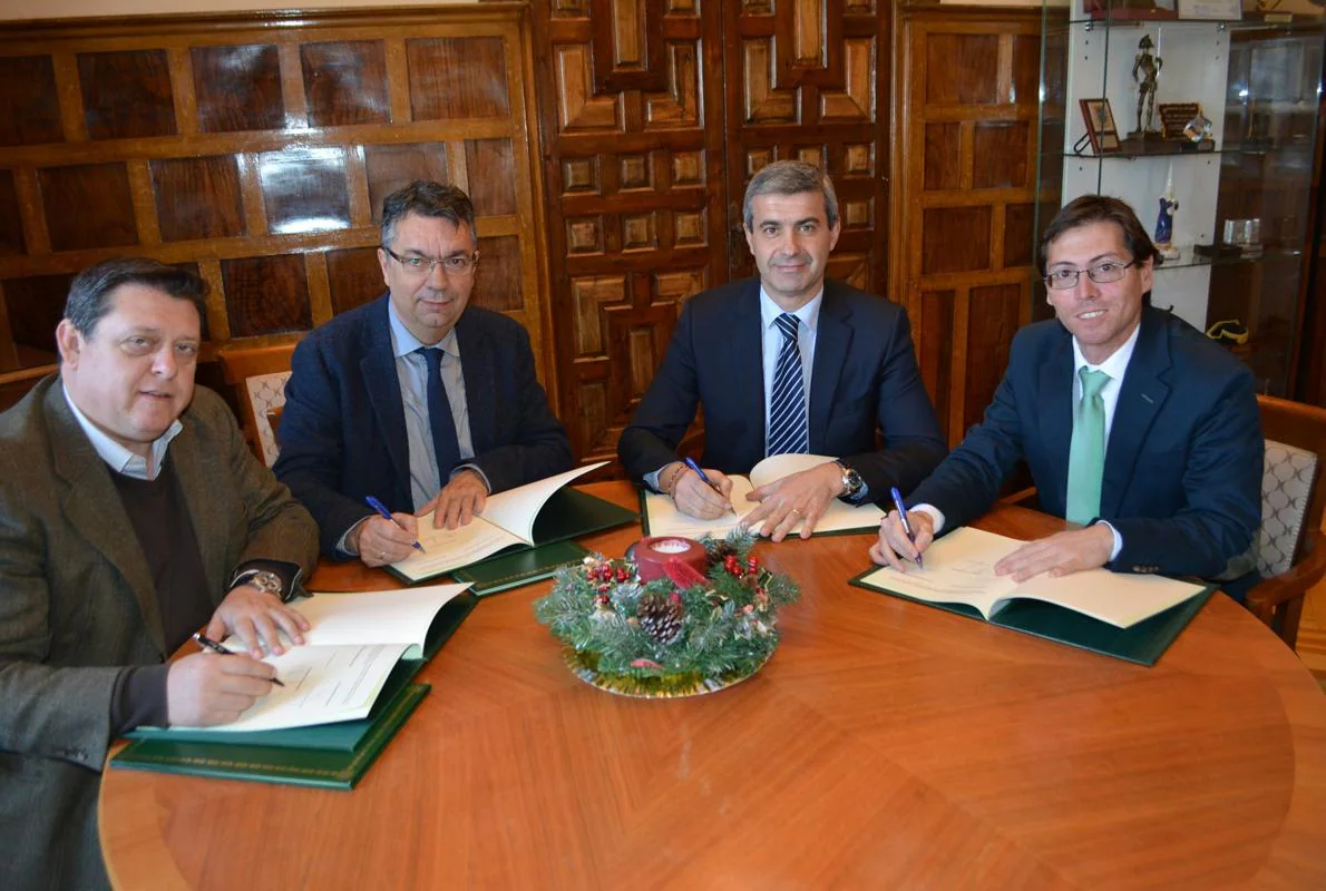 Álvaro Gutiérrez con los alcaldes de Cobisa, Bargas y Nambroca