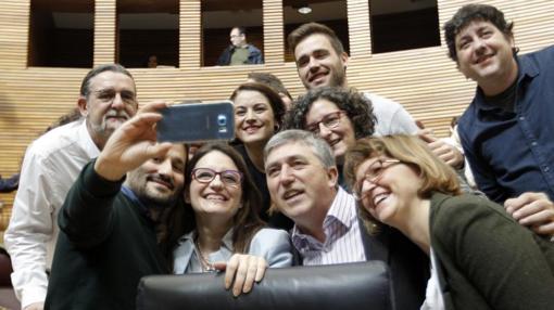 La vicepresidenta Oltra se hace un selfie con los compañeros por su cumpleaños