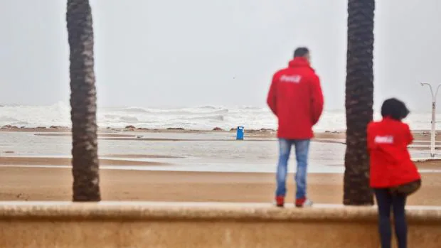 Imagen del temporal de ayer en la playa de la Malvarrosa, Valencia
