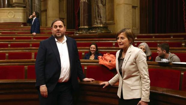 La presidenta del Parlament Carme Forcadell, junto al vicepresidente del Govern y conseller de Economía, Oriol Junqueras