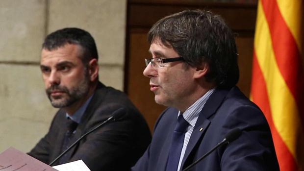 El presidente catalán, Carles Puigdemont, junto a su consejero de Cultura, Santi Vila