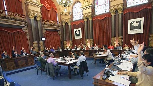 Las protestas contra la incineradora de Zubieta obligan a suspender un pleno en San Sebastián