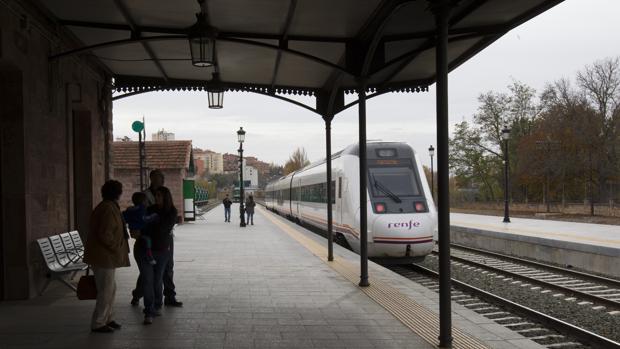 Un tren entrando en la estación de Teruel