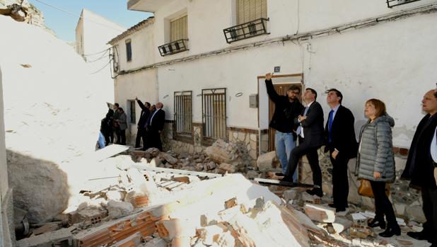 El desprendimiento de una roca arrasa con varias viviendas en Alcalá de Júcar