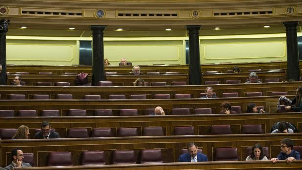 El PSOE coquetea con el nacionalismo y avala recortar competencias al Tribunal Constitucional