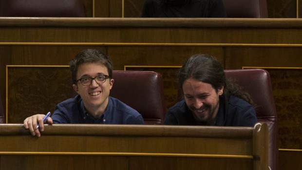 Íñigo Errejón y Pablo Iglesias, en el Congreso