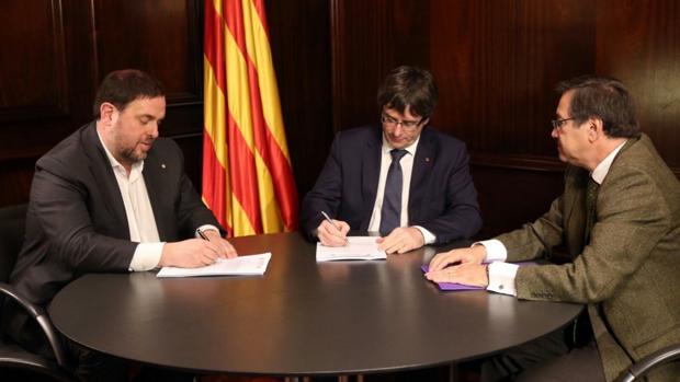 Junqueras y Puigdemont, junto al funcionario judicial