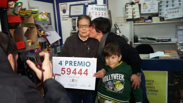 Pilar Rocamora, hija de la propietaria del establecimiento, Pilar Díaz, besa a su madre