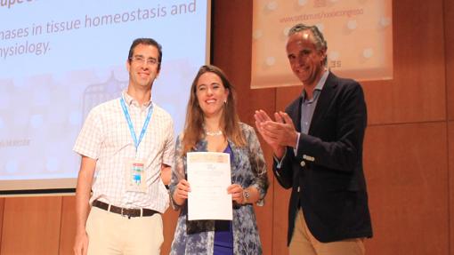 Guadalupe Sabio recibiendo el Premio Joven Investigador SEBBMM-BIOTOOLS