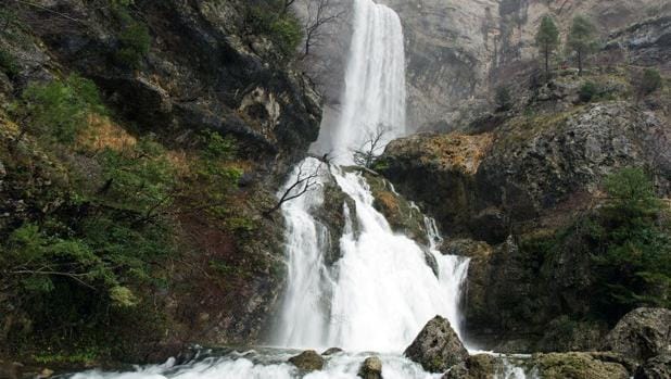 Las lluvias de las últimas semanas ha hecho que fluya mucho agua por las cascadas