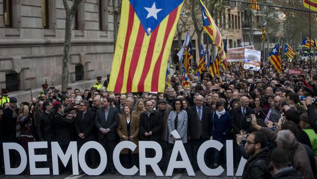 El TC falla que la acción exterior Cataluña no puede invadir las competencias de Estado