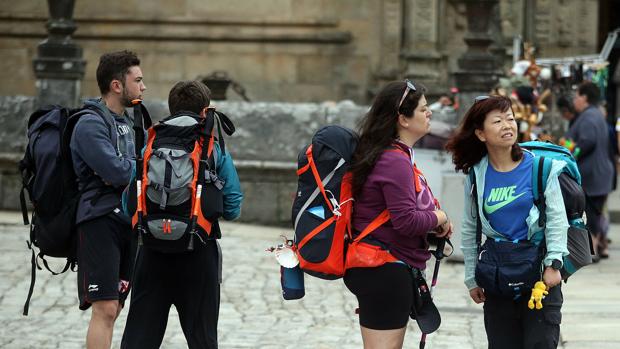 Peregrinos en la plaza del Obradoiro, en Santiago de Compostela