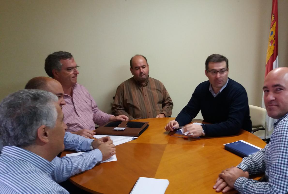 El director provincial de Agricultura durante una reunión con la Agrupación de Regantes Activos