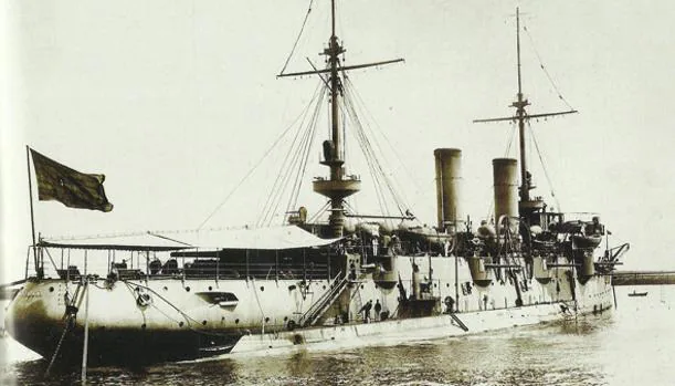 El submarino Isaac Peral abarloado al crucero Cataluña, el 12 de marzo de 1917 en el Puerto de Las Palmas