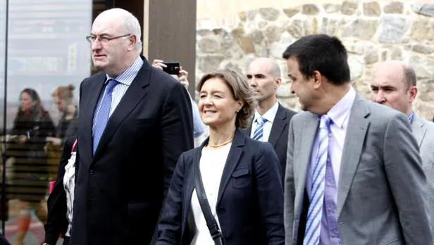 La ministra Tejerina, entre el comisario europeo de Agricultura Phil Hogan y el consejero Arroyo