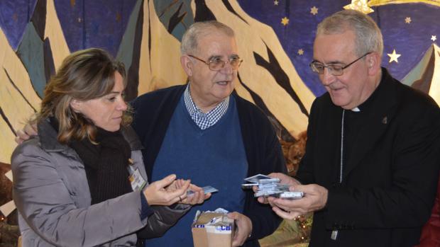 El capellán de la cárcel de Zuera -en el centro- junto a monseñor Pérez Pueyo y una voluntaria