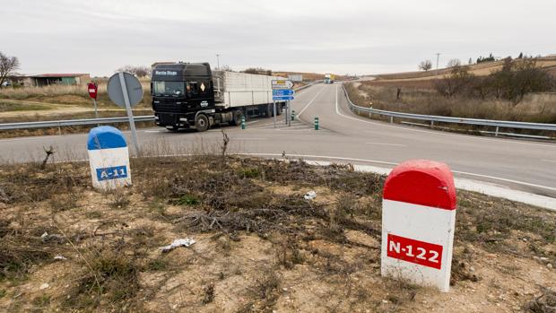 Dos mojones señalan la N-122 y la Autovía del Duero en la provincia de Soria