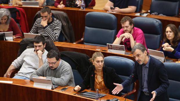 Diputados regionales de Podemos, en sus escaños de la Asamblea de Madrid