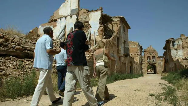 Grupo de turistas en el Pueblo Viejo de Belchite, arruinado por la Guerra Civil