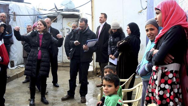 Fotografía recurso de la representante de la UE en el Líbano, Christina Lassen, durante su visita al campo de refugiados sirios de Amriyeh, al este de Líbano, el pasado 22 de diciembre