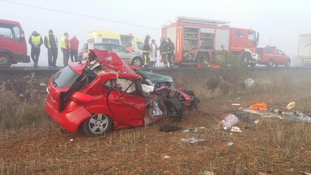 Estado en que quedó el turismo, que salió despedido tras chocar violentamente contra un camión