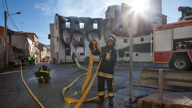 Bomberos trabajando en la extinción del incendio de la harinera de San Esteban de Gormaz (Soria)