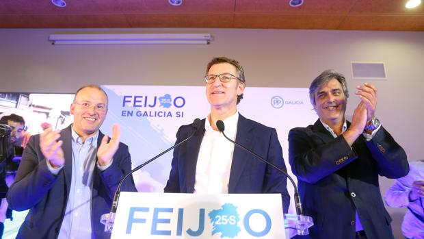 Feijóo, tras obtener su tercera mayoría absoluta el 25-S, junto a Miguel Tellado y a Pedro Puy