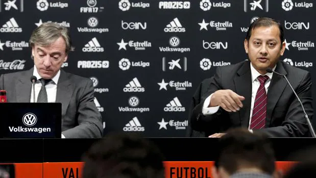 Imagend e la rueda de prensa de García Pitarch, director deportivo, y Anil Murthy, consejero del Valencia CF