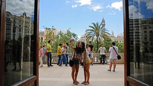 Imatge del balcó de l'Ajuntament de València