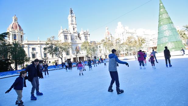 Imagen de un grupo de patinadores en la pista de hielo de la plaza del Ayuntamiento de Valencia