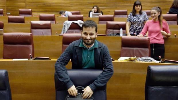 El conseller Vicent Marzà, en las Cortes Valencianas